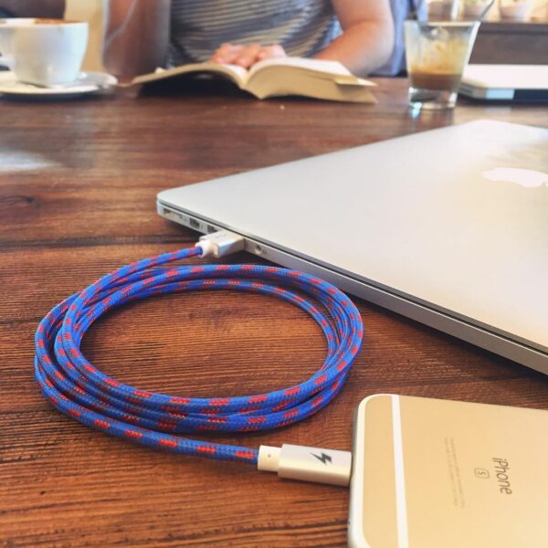 Varsity Lightning Cable (5 ft / 1.5m longitud)